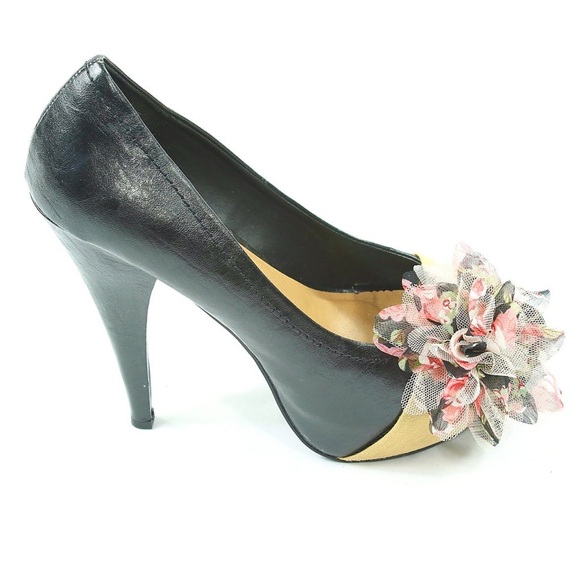 ⭐️BOGO FREE⭐️ Black Heels with cute details - Picture 6 of 7